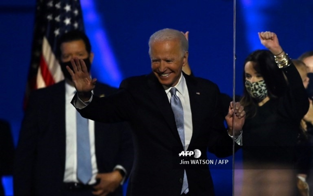 Ông Biden chào những người ủng hộ trên bục phát biểu. Ảnh: AFP.