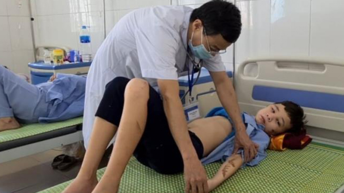 Cháu Trương Quang Duy đang điều trị tại bệnh viện do bị chủ quán bạo hành. Ảnh VTC News