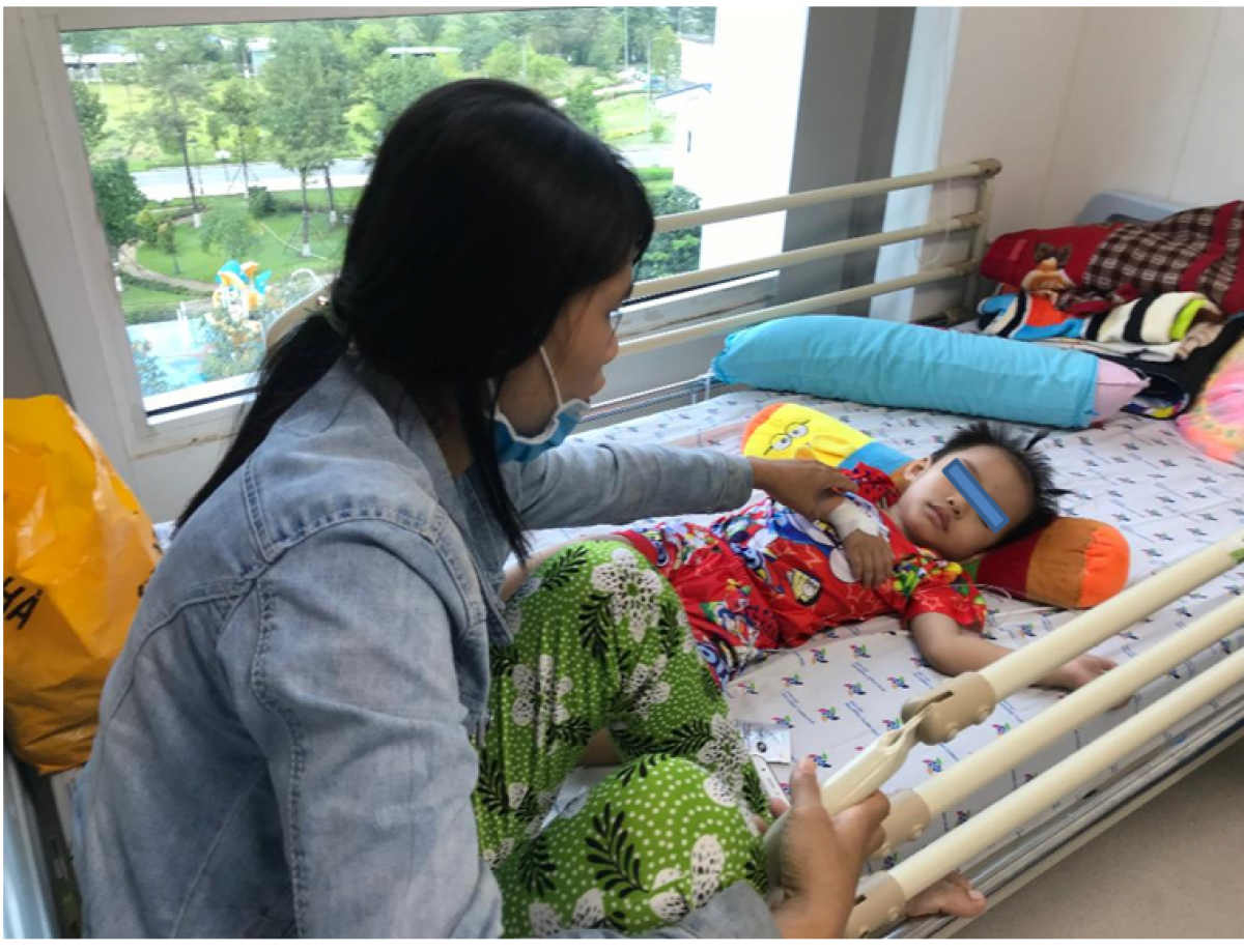 Sau hơn 1 tháng điều trị, trẻ cải thiện dần, tự ăn uống được, không còn mắc nghẹn, ói. Ảnh do bệnh viện cung cấp.