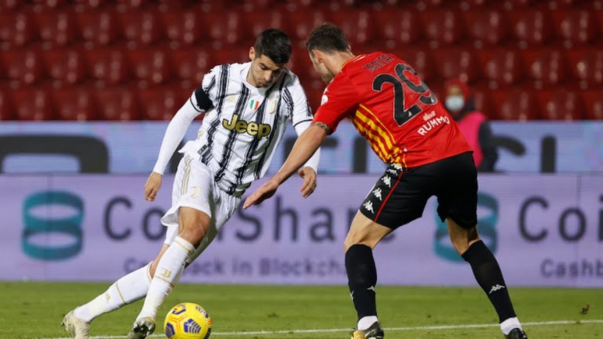 Morata ghi bàn thắng rất ấn tượng ở trận đấu với Benevento (Ảnh Reuters).