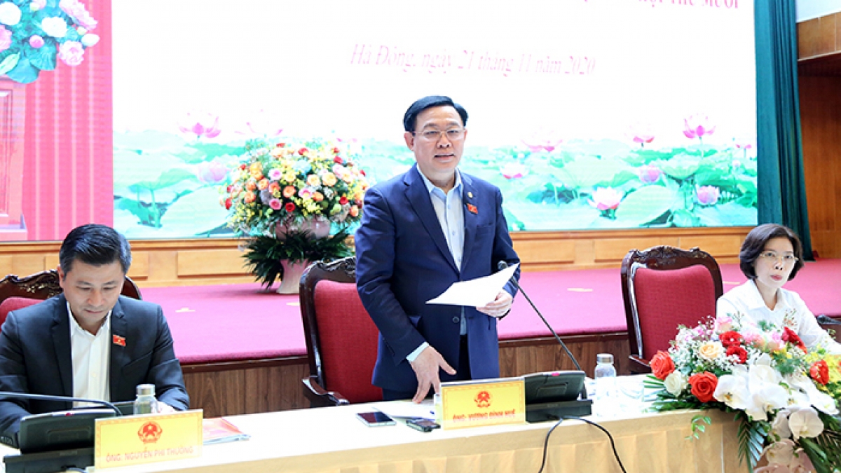 Bí thư Thành ủy, Trưởng đoàn ĐBQH TP Hà Nội Vương Đình Huệ phát biểu tại hội nghị (Ảnh: Cổng TTĐTTP Hà Nội)