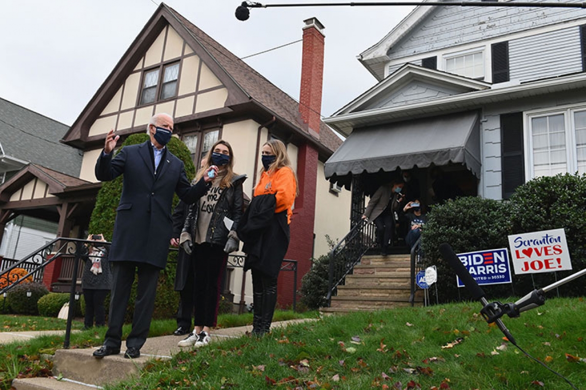 Cựu Phó Tổng thống Joe Biden cùng cháu gái đã thăm lại ngôi nhà nơi ông sống thuở nhỏ ở Scranton, Pennsylvania sáng 3/11 (Ảnh: CNN)