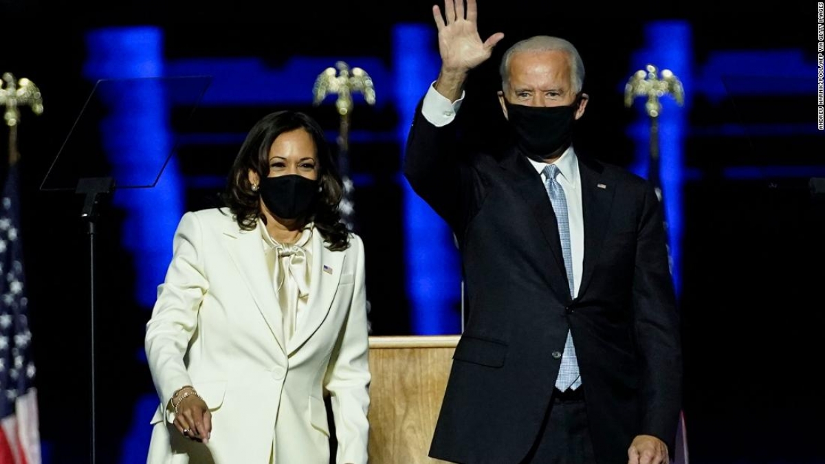 Ông Biden và bà Kamala Harris trên bục phát biểu tại Delaware ngày 7/11. Ảnh: CNN.