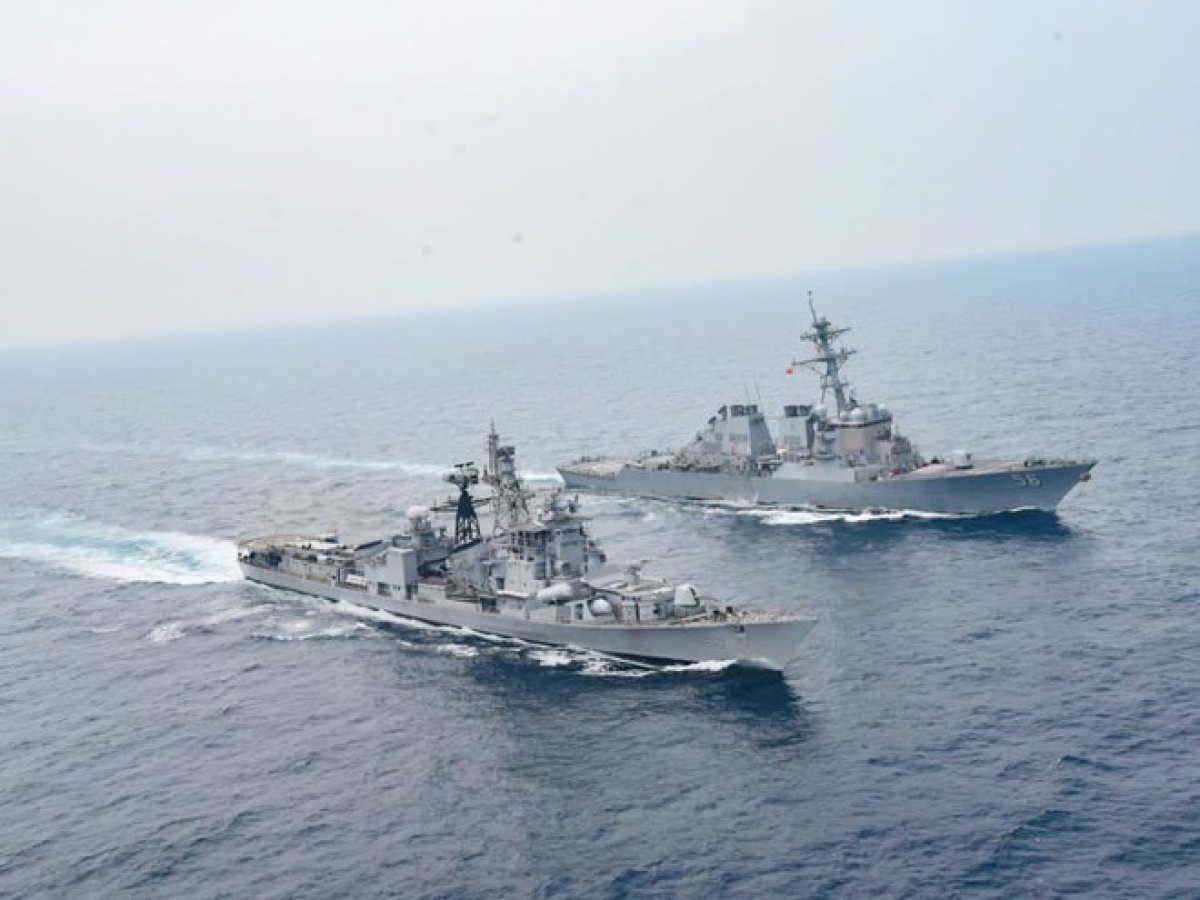 Tàu khu trục USS John S.McCain (Mỹ) và tàu khu trục INS Ranvijay trong cuộc tập trận Malabar năm nay. Ảnh: ANI.
