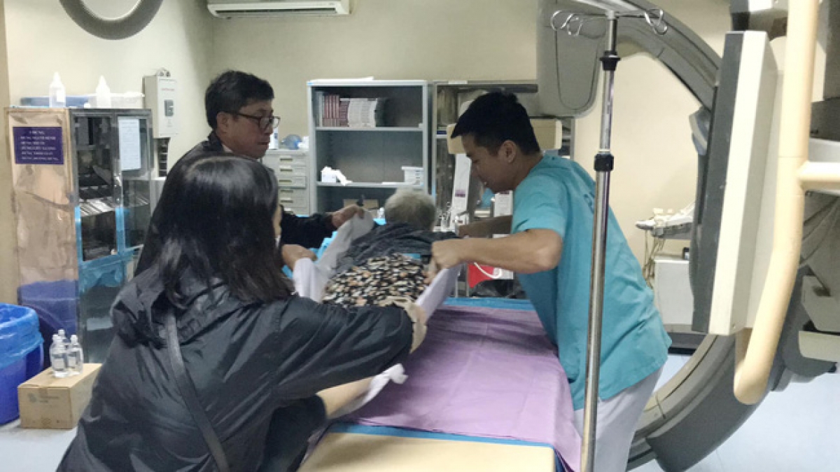 Nữ bệnh nhân 86 tuổi được điều trị chấn thương cột sống. (Ảnh do BS cung cấp)