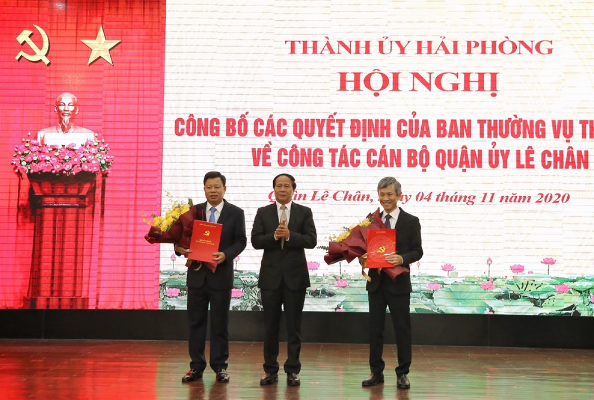 Ông Lê Văn Thành, Bí thư Thành ủy Hải Phòng trao quyết định và chúc mừng ông Lê Trung Kiên, tân Trưởng Ban Ban quản lý các khu kinh tế Hải Phòng và ông Nguyễn Việt Tuấn, tân Bí thư Quận ủy Lê Chân.