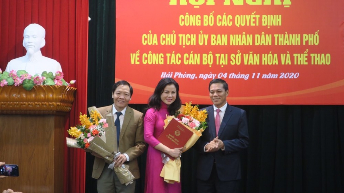 Ông Nguyễn Văn Tùng, Chủ tịch UBND TP Hải Phòng trao quyết định bổ nhiệm bà Trần Thị Hoàng Mai- Giám đốc Sở Văn hóa - Thể thao Hải Phòng và tặng hoa chúc mừng ông Lê Văn Quý nghỉ hưu theo chế độ.