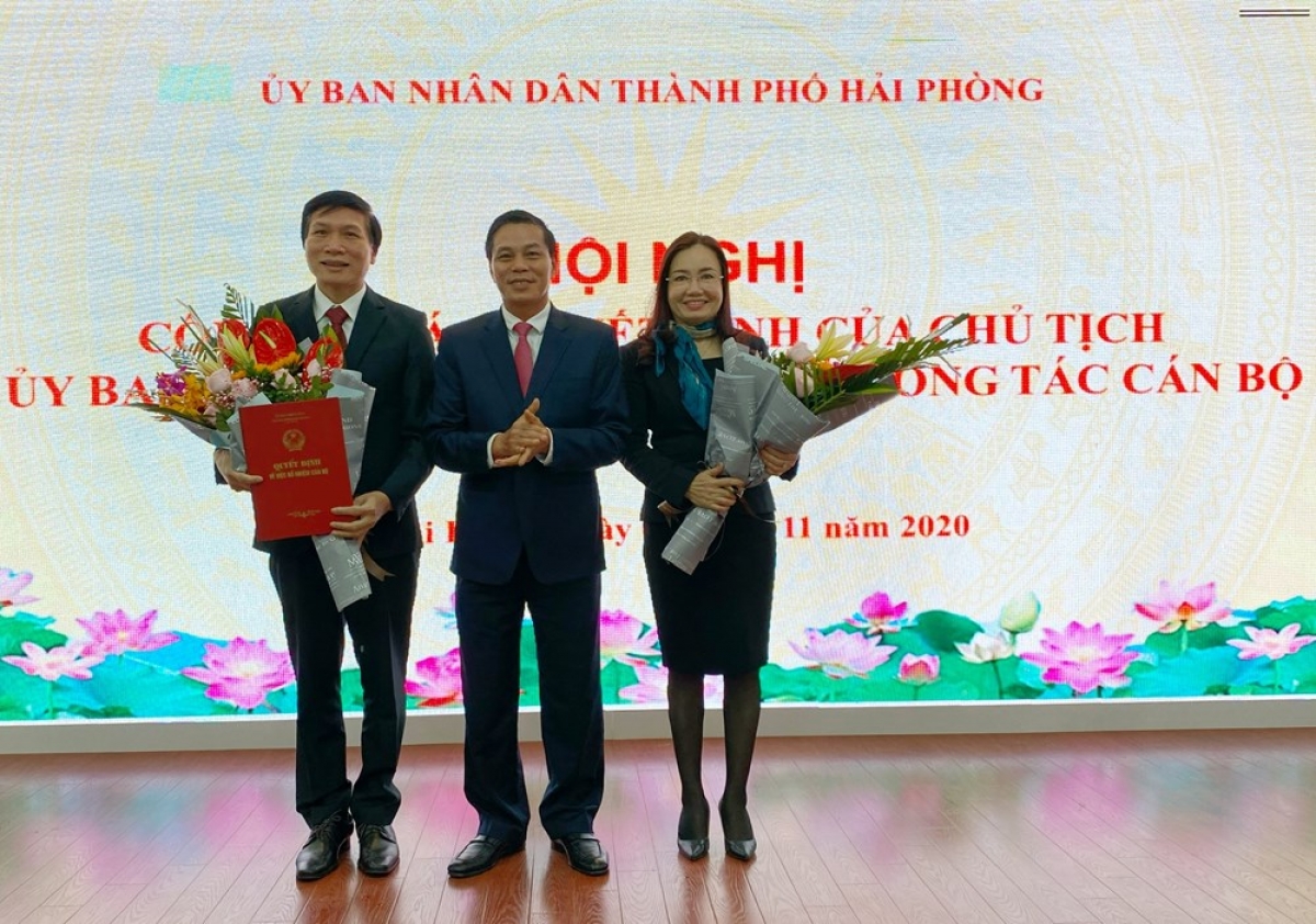 Lãnh đạo UBND thành phố Hải Phòng trao quyết định về công tác cán bộ tại Sở Y tế Hải Phòng.