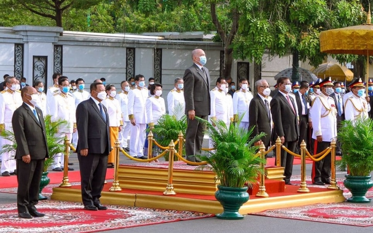 Quốc vương Norodom Sihamoni chủ trì lễ chào cờ và thắp ngọn đuốc chiến thắng tại Ðài Ðộc lập.