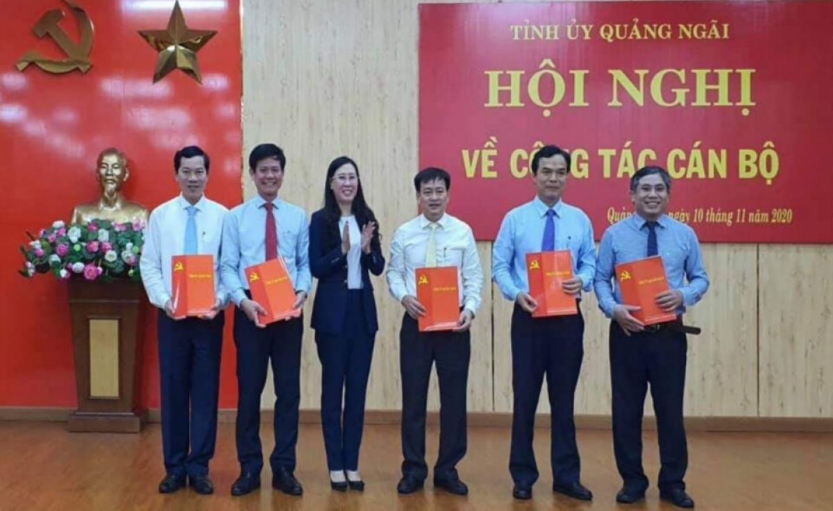 Bà Bùi Thị Quỳnh Vân, Bí thư Tỉnh ủy Quảng Ngãi trao quyết định bổ nhiệm cán bộ.