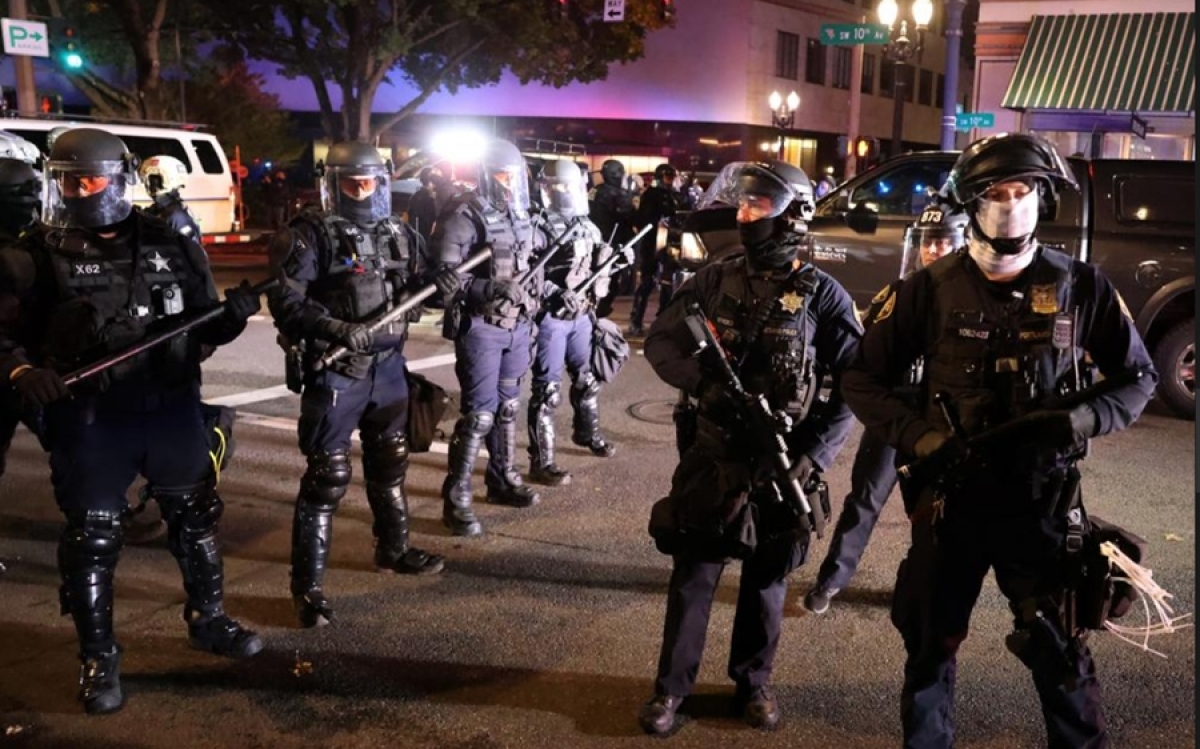 Cảnh sát chống bạo động Mỹ ở Portland hôm 4/11 (giờ Mỹ). Ảnh: Reuters.