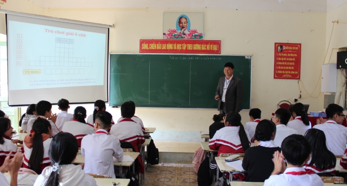 Thầy giáo An Văn Thái trong những giờ lên lớp.