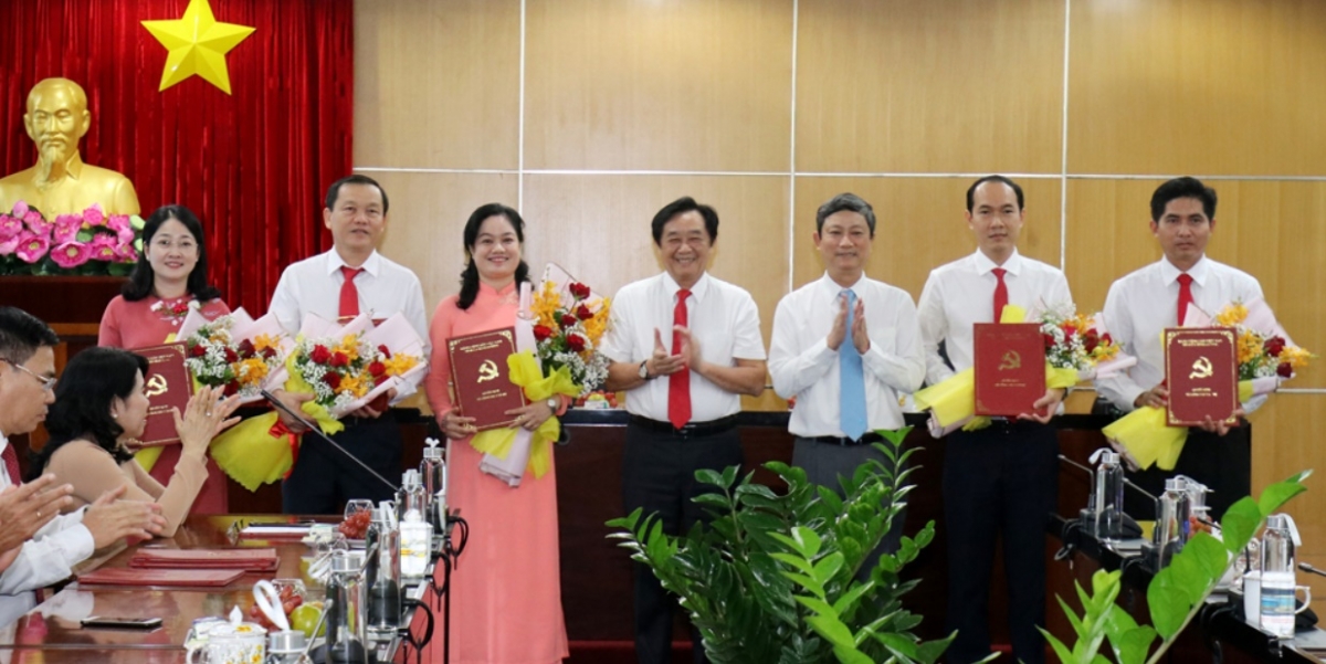 Trao quyết định cho các đồng chí được điều động, bổ nhiệm