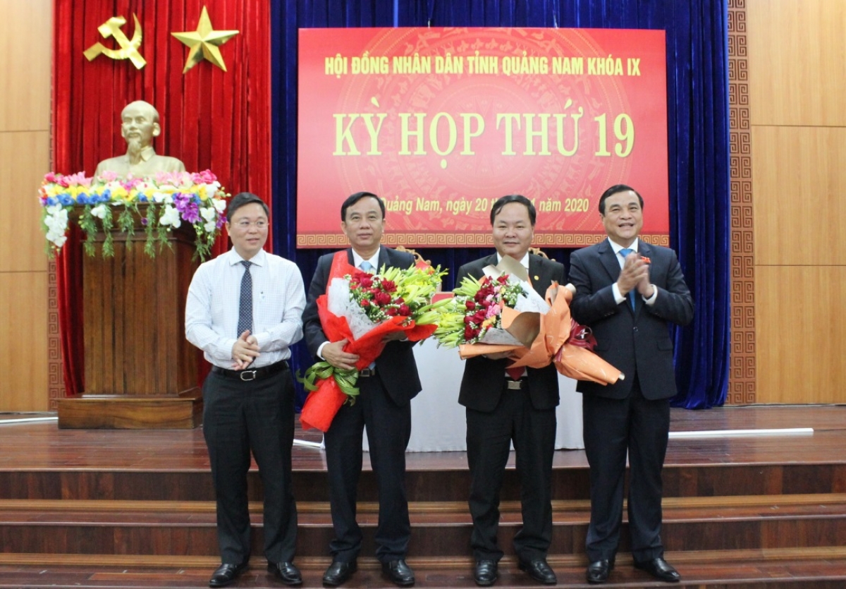Ông Trần Xuân Vinh (ôm hoa, bên trái) được bầu làm Phó Chủ tịch HĐND và ông Nguyễn Hồng Quang (ôm hoa, bên phải) được bầu làm Phó Chủ tịch UBND tỉnh Quảng Nam.