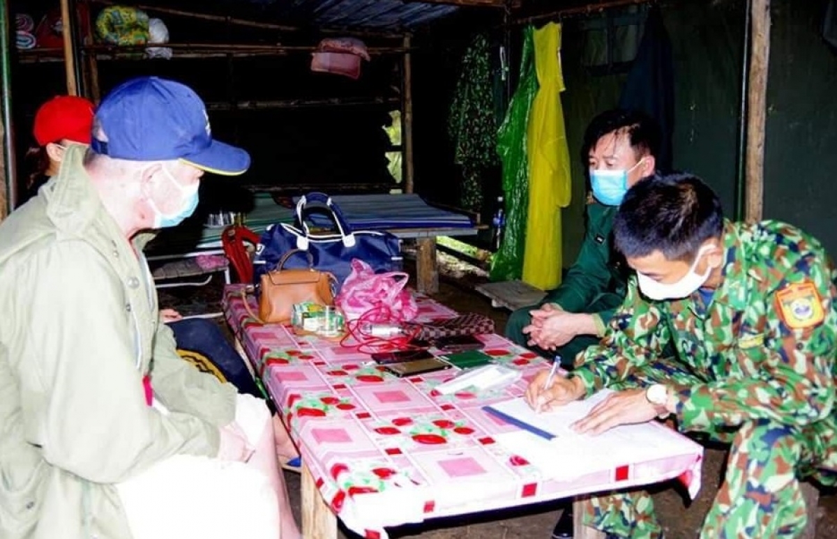 Hai đối tượng bị bắt giữ để lấy lời khai.