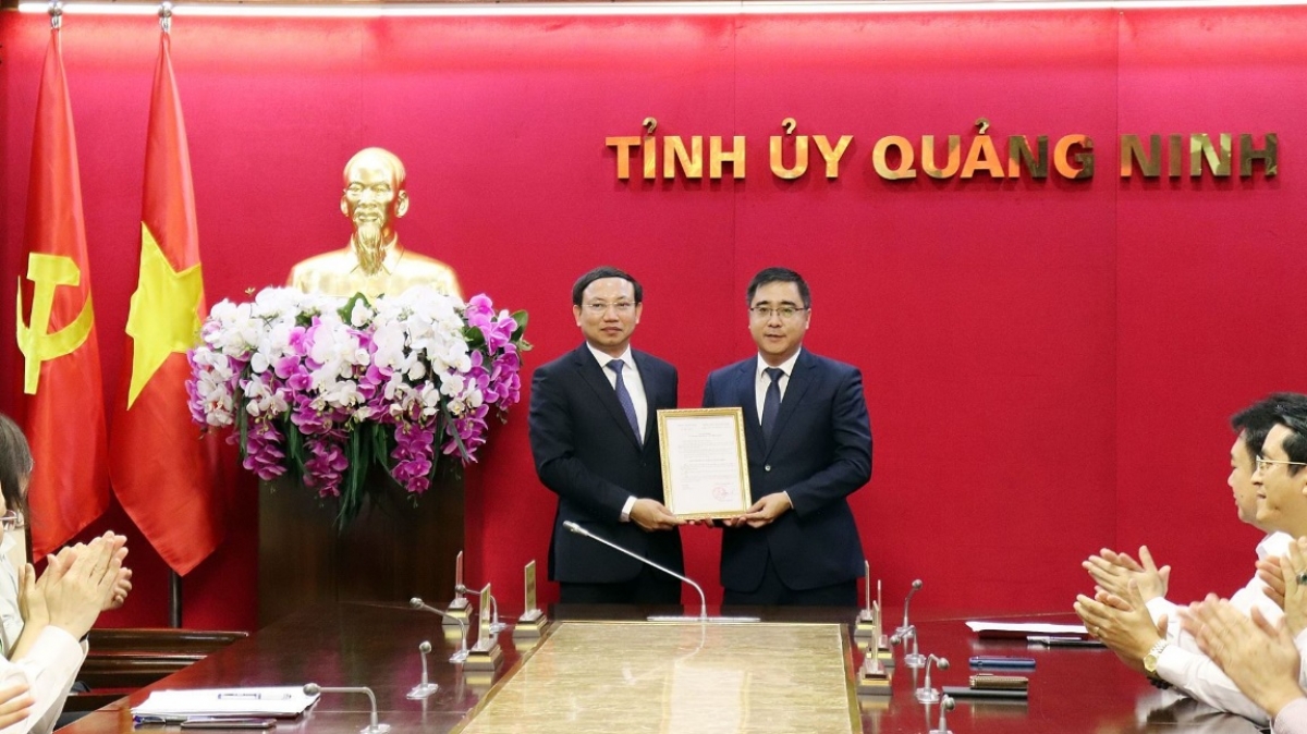 Ông Nguyễn Xuân Ký trao quyết định bổ nhiệm cho ông Nguyễn Chí Thành (bên phải)