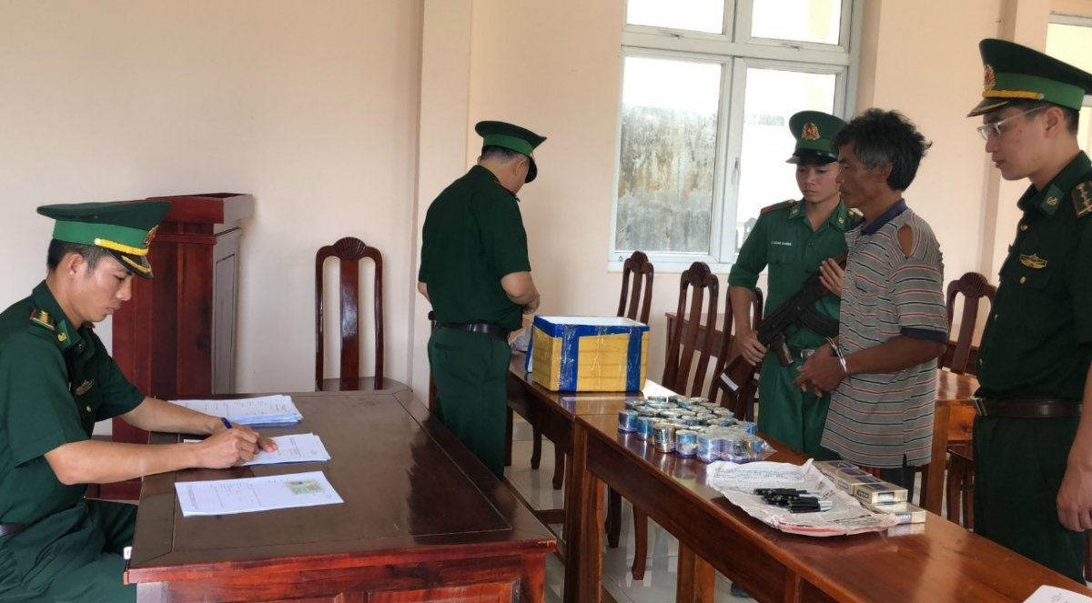 Đối tượng cùng tang vật nghi là thuôc nổ TNT tại đồn biên phòng