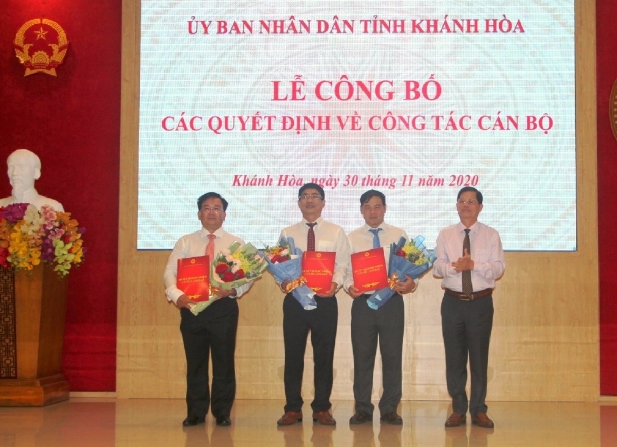 Ông Nguyễn Tấn Tuân - Chủ tịch UBND tỉnh trao Quyết định bổ nhiệm Lãnh đạo các sở ngành