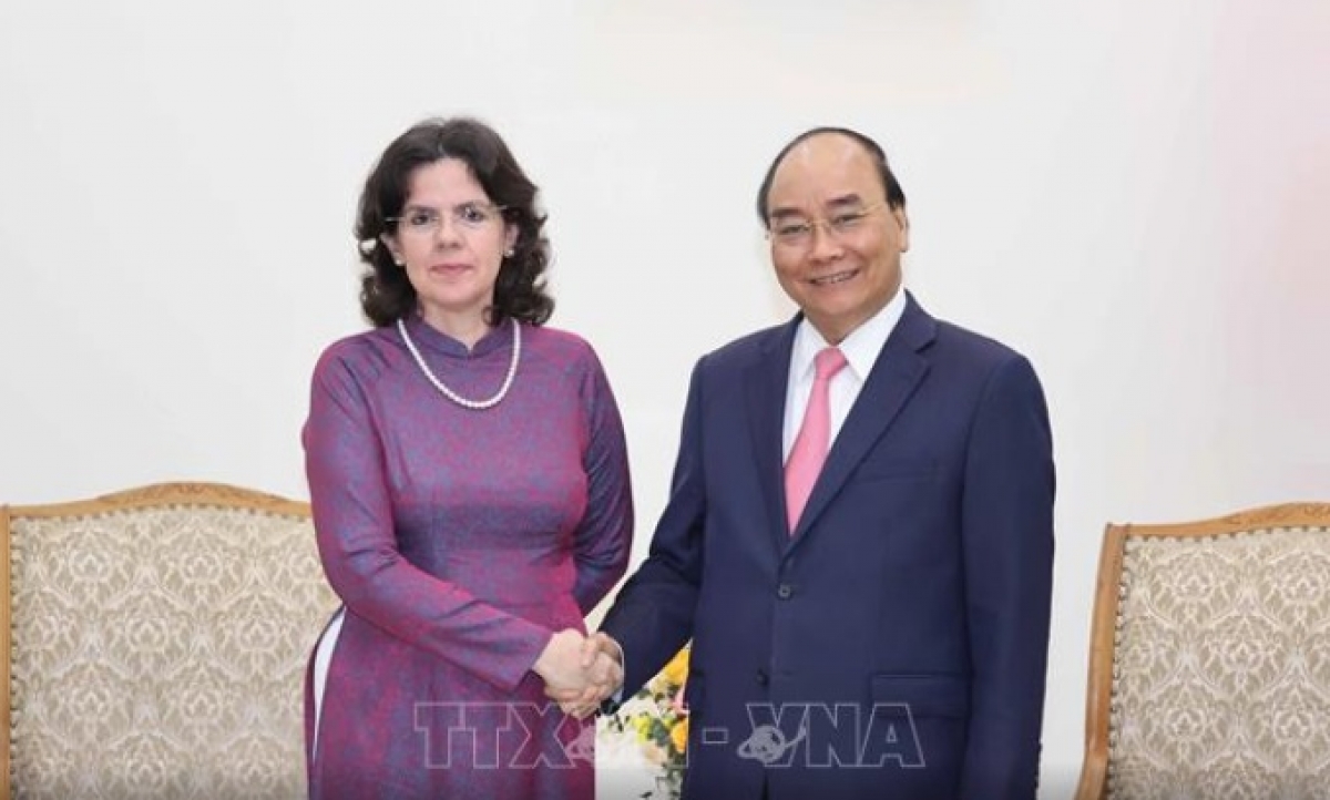 Thủ tướng Nguyễn Xuân Phúc và Đại sứ Cuba Lianys Tores Rivera. (Ảnh: TTXVN)