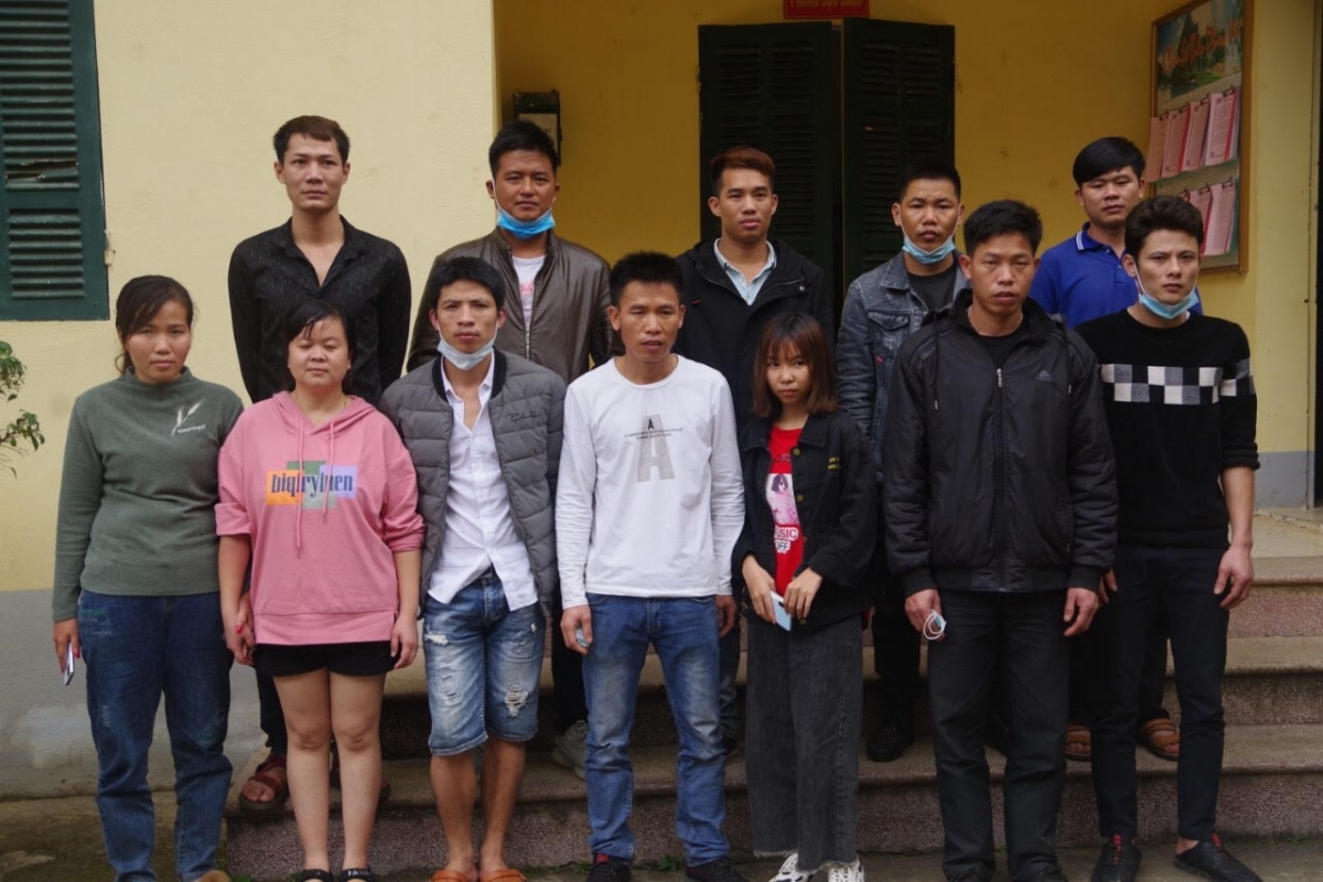 Các đối tượng tại cơ quan điều tra. Ảnh: Biên phòng đồn Ngọc Côn