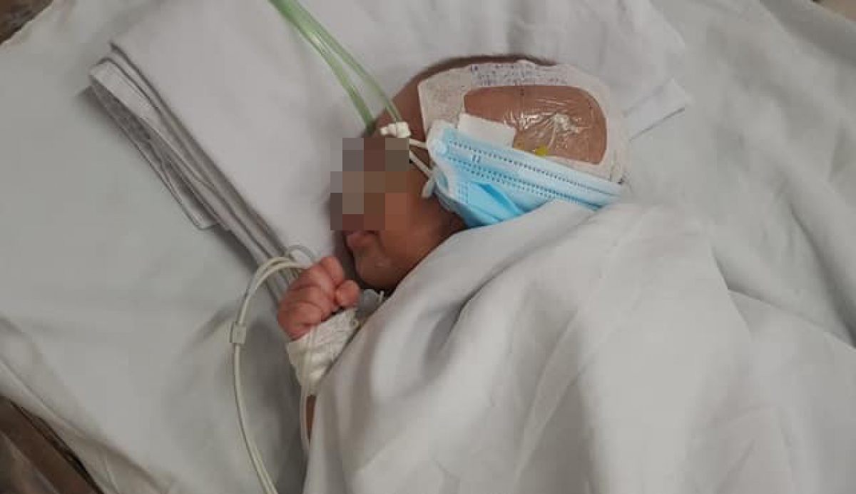 Bệnh nhi nằm viện 2 tháng nay, tình trạng sức khỏe đã ổn định nhưng gia đình không đến nhận con. (ảnh: Bệnh viện cung cấp)