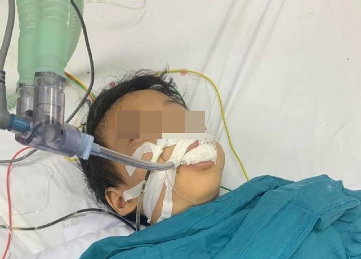 Cháu H đang được điều trị tại Bệnh viện Nhi TƯ. (Ảnh gia đình cung cấp)