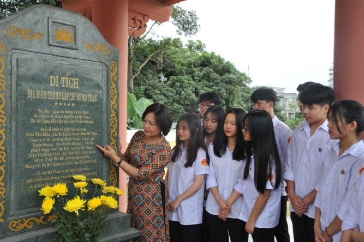 Để học sinh có cái nhìn sinh động, chân thực về các sự kiện lịch sử, cô Chi thường tổ chức các buổi đi thực tế tại bảo tàng, các khu di tích. (Ảnh: NVCC)