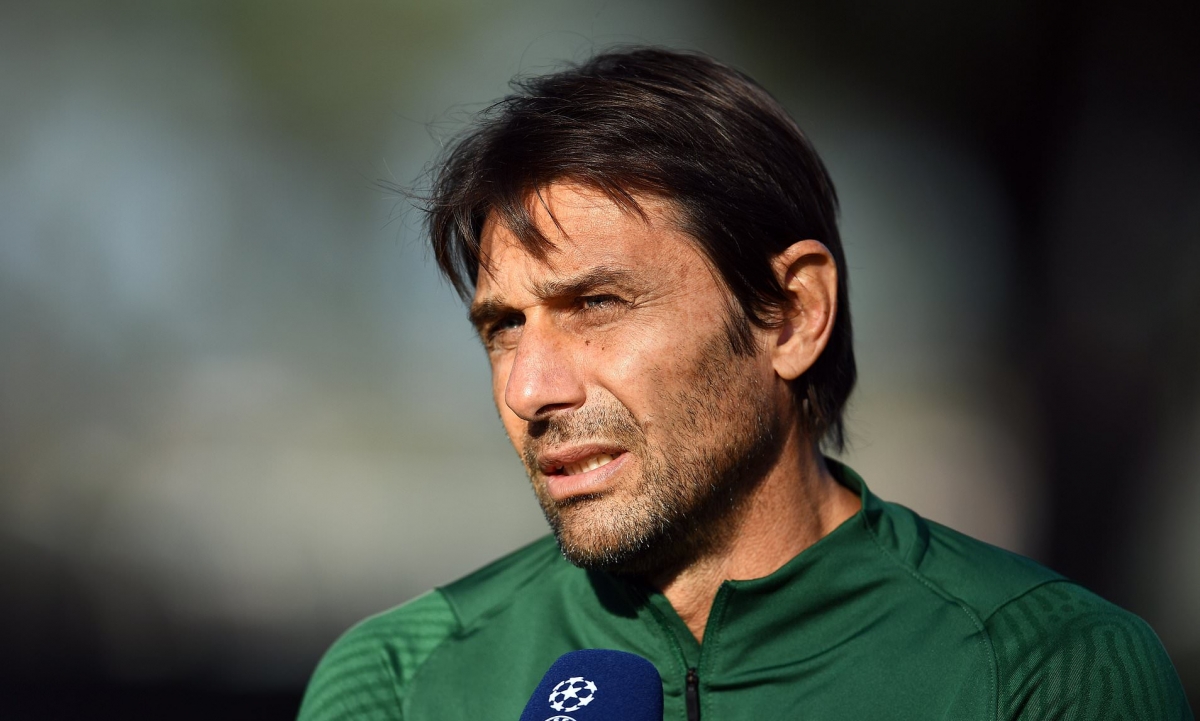 HLV Antonio Conte trả lời phỏng vấn trước trận đấu. (Ảnh: Getty)
