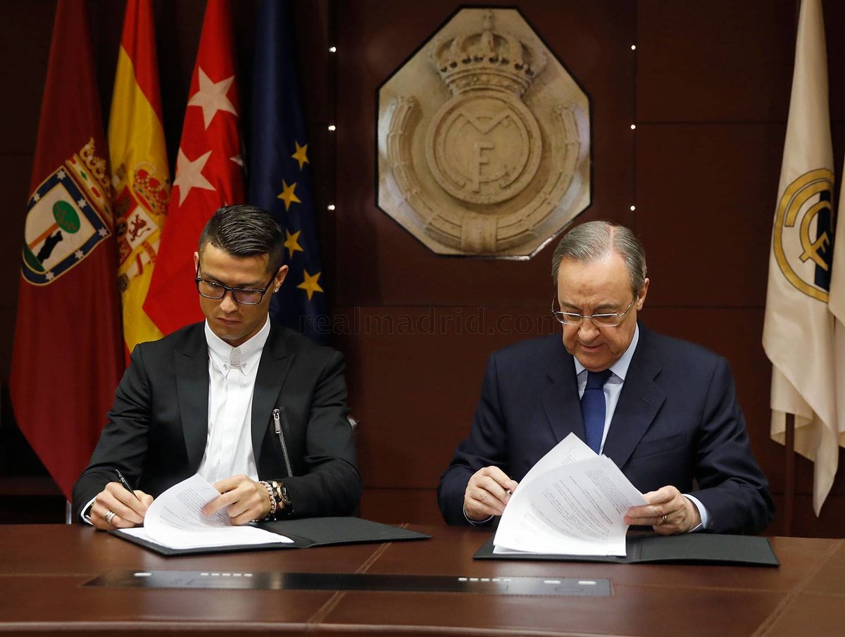 Ronaldo tại buổi lễ ký gia hạn hợp đồng với Real Madrid 4 năm trước. (Ảnh: Real Madrid).