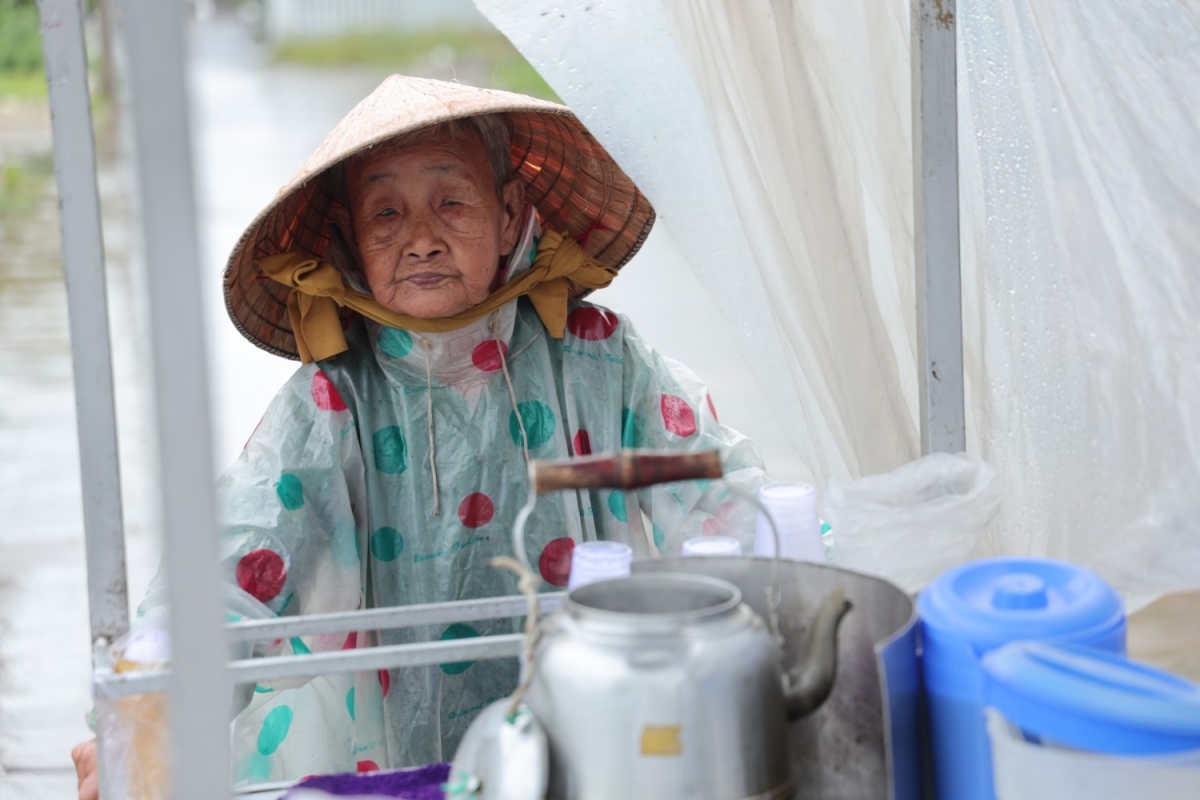 Cụ một mình nuôi 3 cháu.