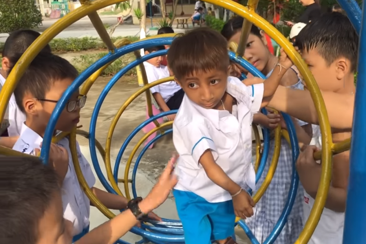 Cậu bé tí hon Đinh K'rể