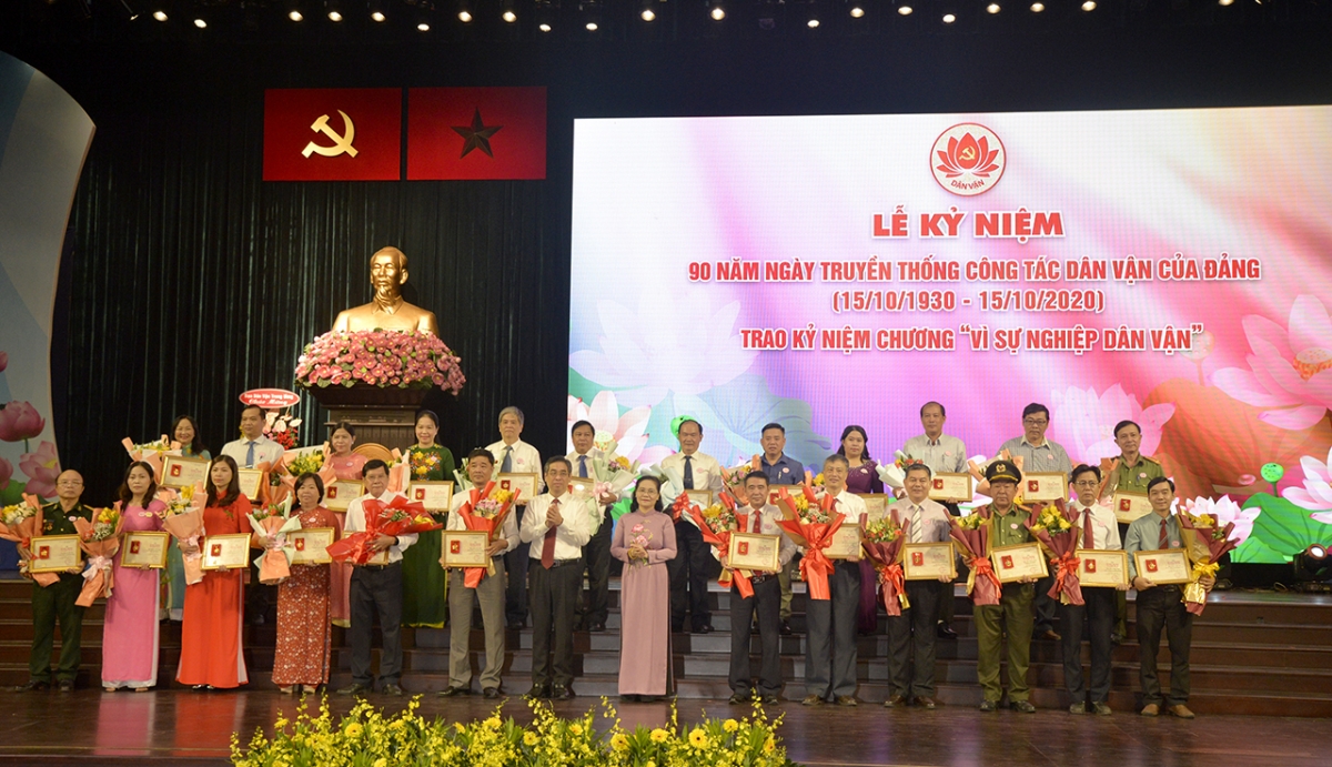 Trao kỷ niệm chương vì sự nghiệp dân vận.