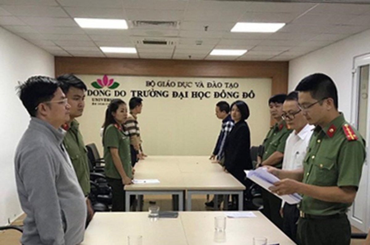 Cơ quan ANĐT đọc lệnh bắt giữ Lê Ngọc Hà.