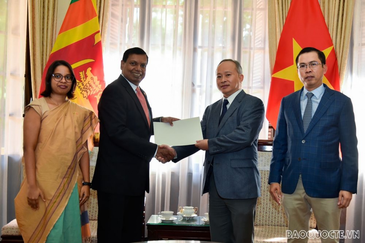Đại sứ Sri Lanka tại Việt Nam đã trao tượng trưng số tiền 66,5 triệu đồng ủng hộ nạn nhân các tỉnh bị ảnh hưởng do lũ lụt miền Trung. (Ảnh: Tuấn Anh/Báo Quốc tế)