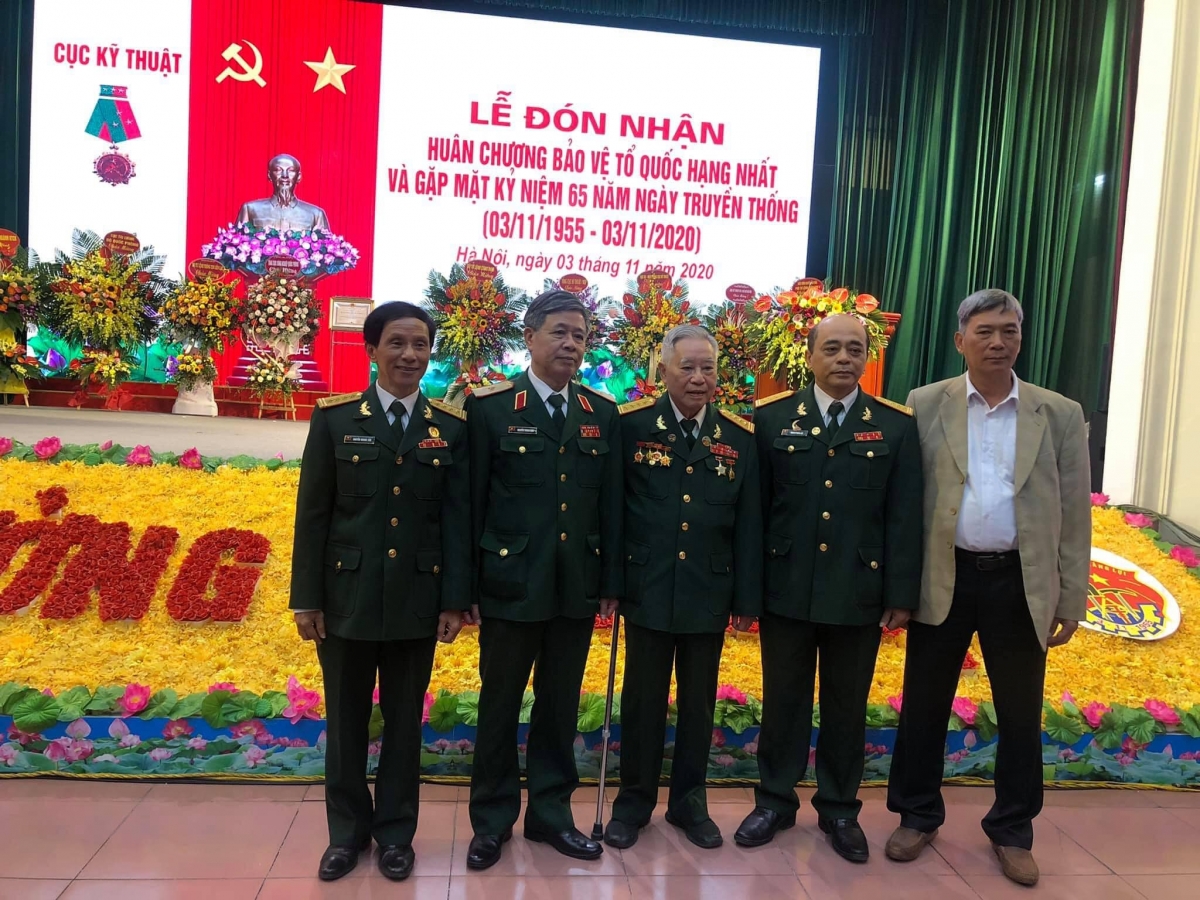 Đại tá Nguyễn Quý (người đứng giữa) chụp cùng các đồng đội của mình. 