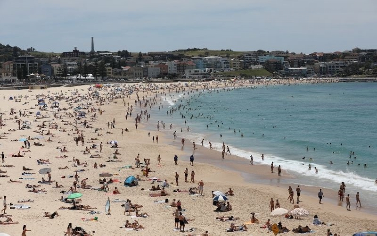 Người dân Sydney đổ dồn đến các bãi biển để tránh nóng. Ảnh: 9News.