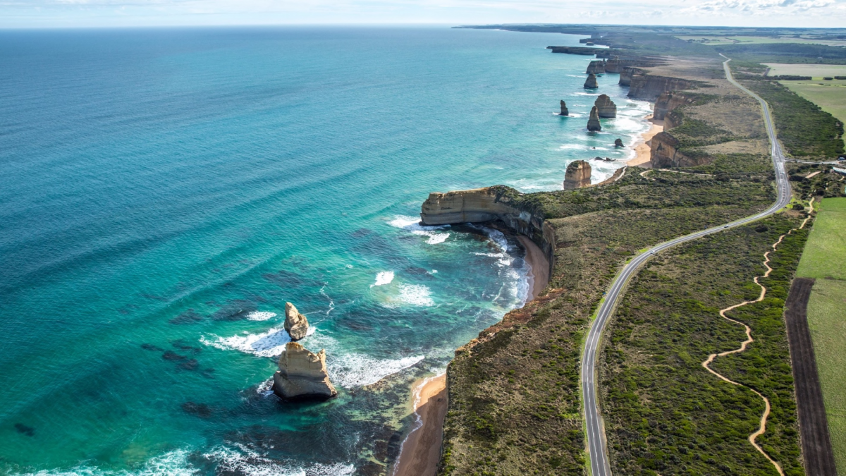 Cột đá Twelve Apostles nằm dọc bờ biển. Nguồn: Australia.com