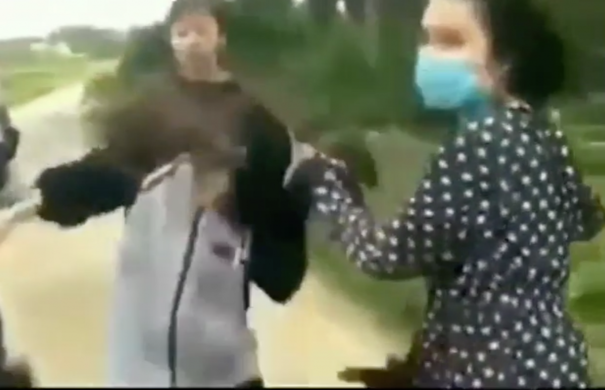 Nữ sinh Thanh Hoá dùng mũ bảo hiểm đánh vào đầu bạn, bắt quỳ xin lỗi. (Ảnh cắt từ clip)