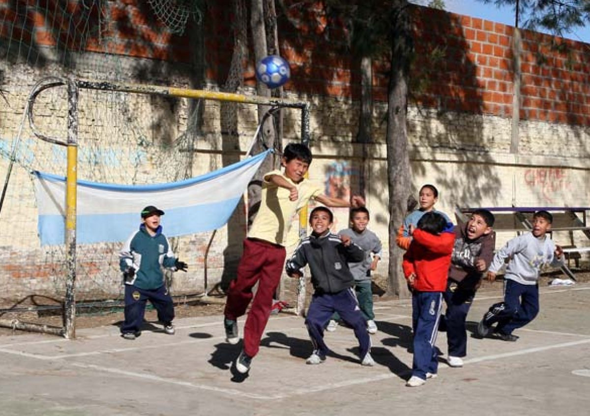 Maradona bắt đầu tình yêu với trái bóng tại đường phổ Villa Fiorito. Nguồn: privatetourguidebuenosaires.com