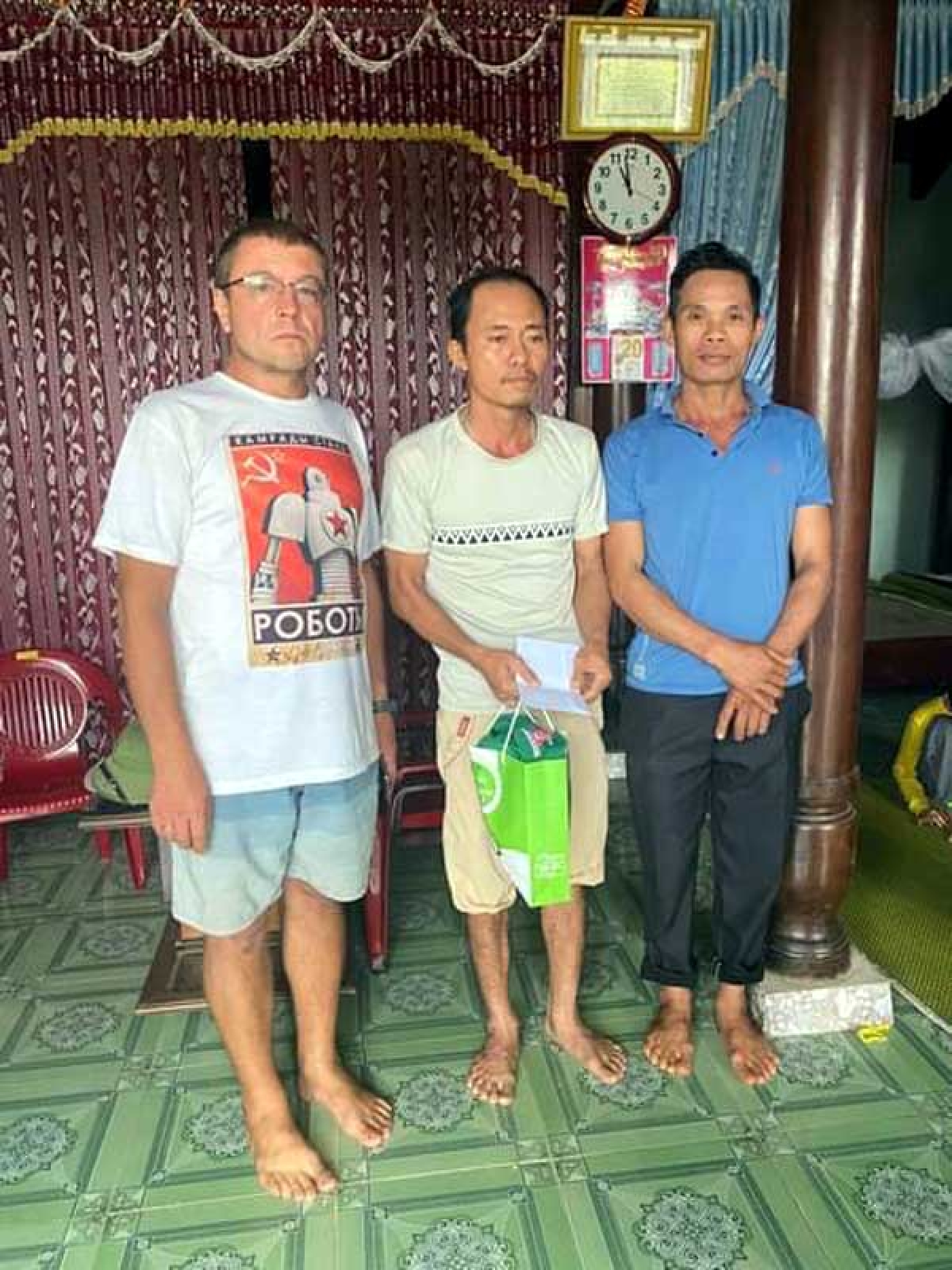 Giám đốc Công ty CP Đầu tư An Land và Giám đốc Công ty TNHH D Service phối hợp hỗ trợ bà con miền Trung.
