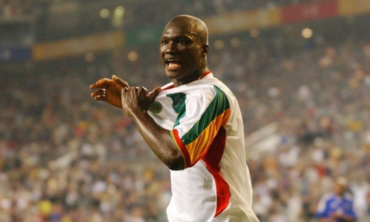 Papa Bouba Diop ăn mừng bàn thắng để đời vào lưới ĐT Pháp. (Ảnh: Getty)
