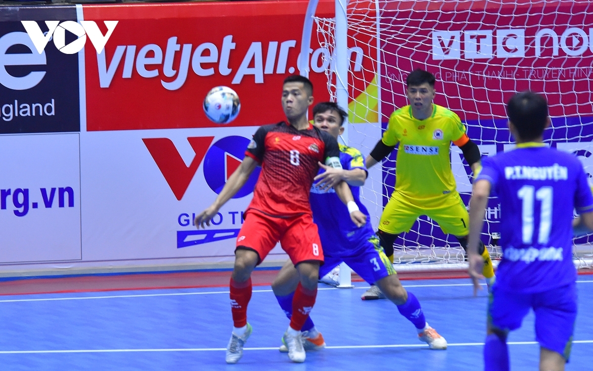 Cao Bằng (áo đỏ) hòa 2-2 với Tân Hiệp Hưng (áo xanh)