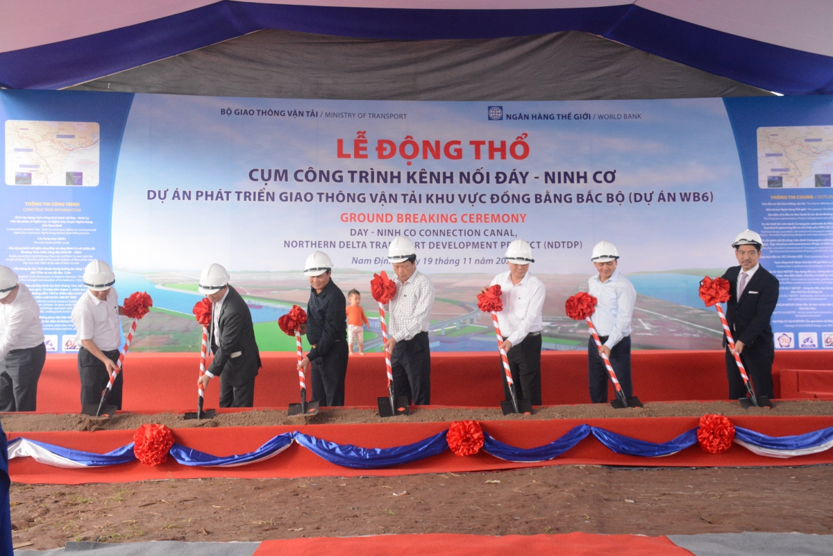 Lễ động thổ xây dựng cụm công trình kênh nối Đáy - Ninh Cơ.
