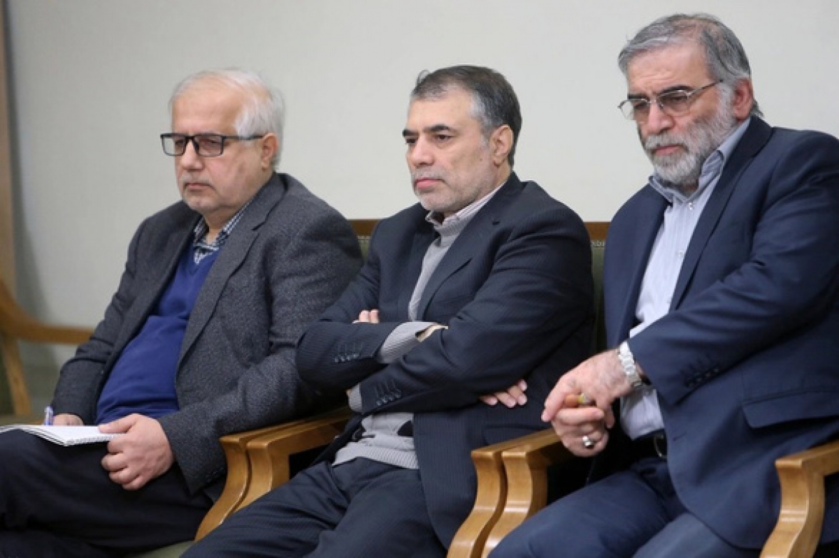 Ông Mohsen Fakhrizadeh (phải) trong cuộc họp với nhà lãnh đạo tối cao Ayatollah Ali Khamenei của Iran năm 2019. Ảnh: AP.