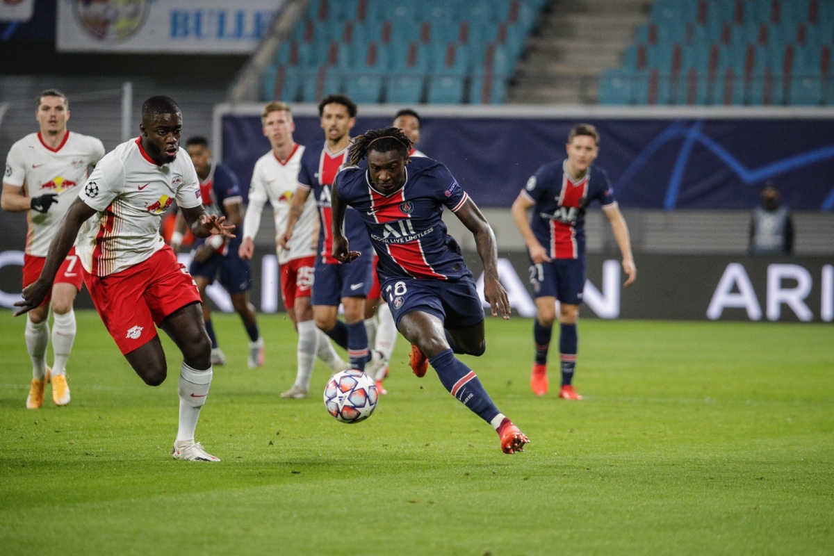 Moise Kean tỏ ra quá vô duyên trước khung thành RB Leipzig trong ngày PSG vắng cả Neymar, Mbappe và Icardi vì chấn thương. (Ảnh: Twitter).