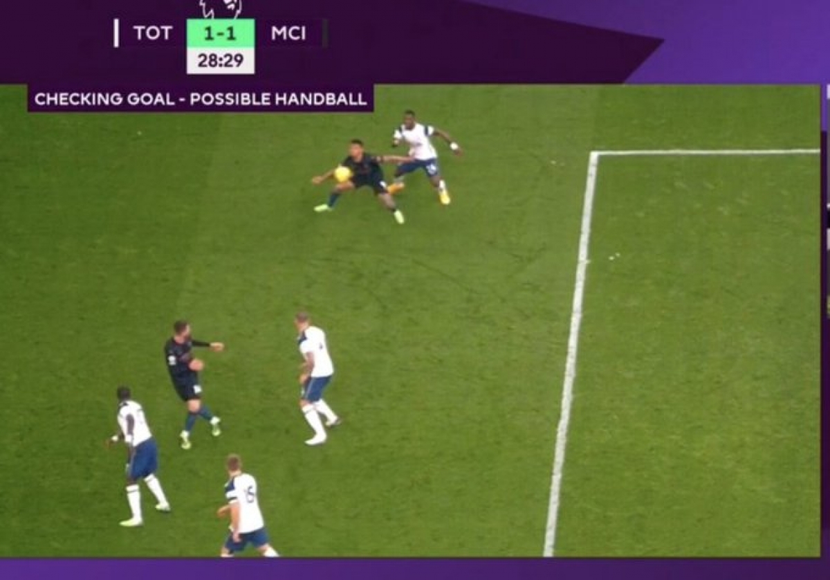 Gabriel Jesus để bóng chạm tay. (Ảnh: Brasil Spurs)