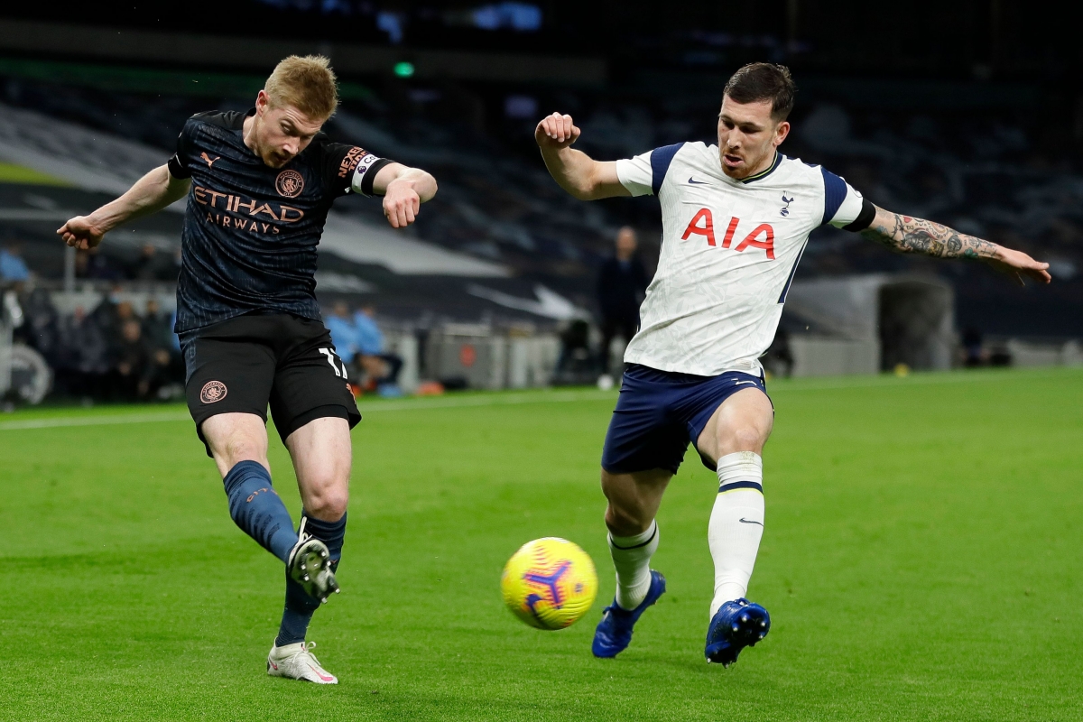 De Bruyne bị Emile Hojbjerg theo chặt. (Ảnh: Getty)