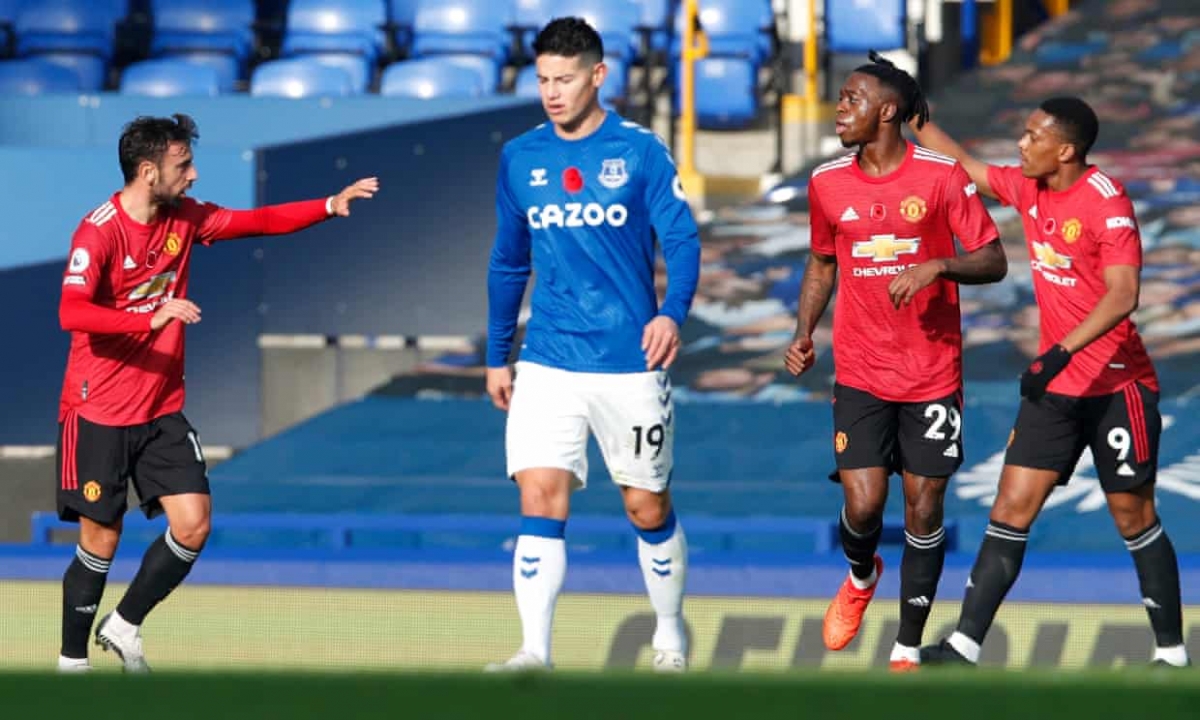 Cú đúp của Bruno Fernandes giúp MU dẫn ngược Everton 2-1 sau khi Bernard mở tỷ số. (Ảnh: Getty)