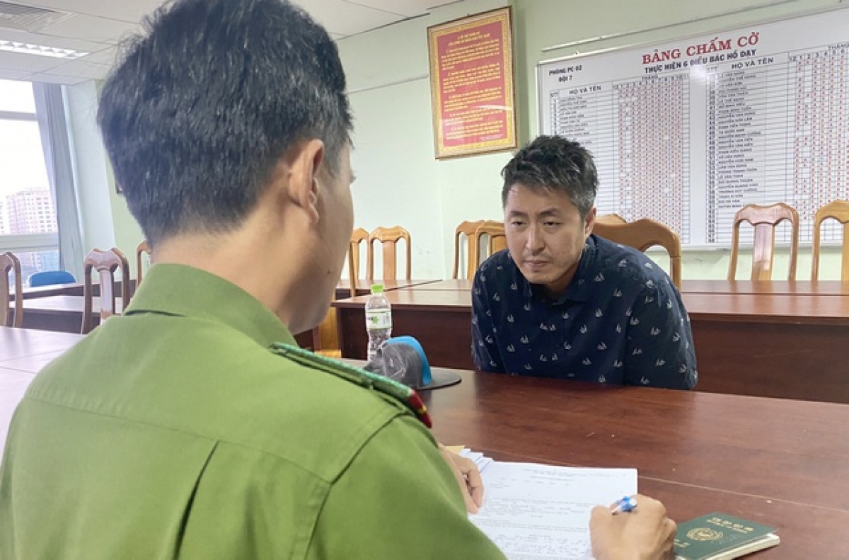 Công an làm việc với đối tượng Jeong In Cheol