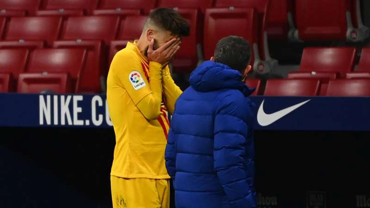 Pique gặp chấn thương nặng trong trận đấu với Atletico (Ảnh: Getty).